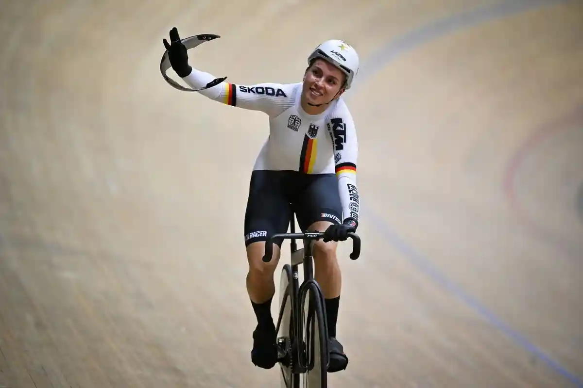 Эмма Хинце:Эмма Хинце, победительница из Германии, реагирует после гонки.