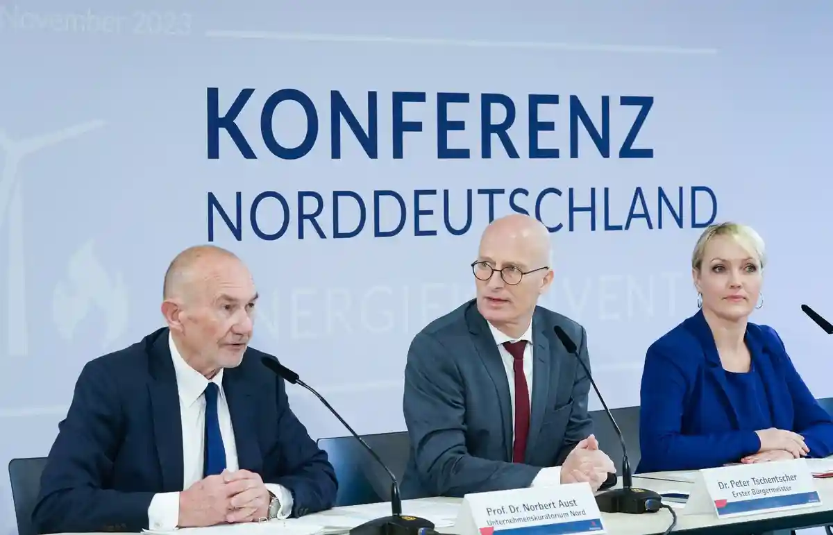 Энергетическая конвенция северных земель Германии:Петер Тшенчер (М, СДПГ), Лаура Пот и Норберт Ауст выступают на пресс-конференции после Энергетической конвенции.