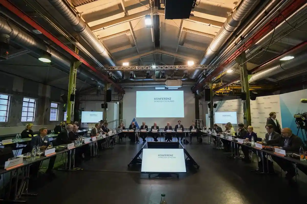 Энергетическая конвенция северных земель Германии:Участники Энергетической конвенции на предприятии по производству меди Aurubis в Гамбурге.