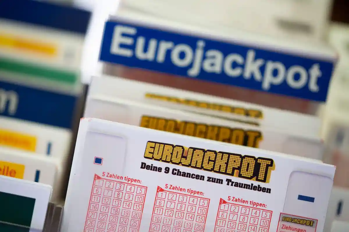 Eurojackpot:Лотерейные билеты с надписью "Euro Jackpot" лежат в одном из пунктов продажи лотерей.