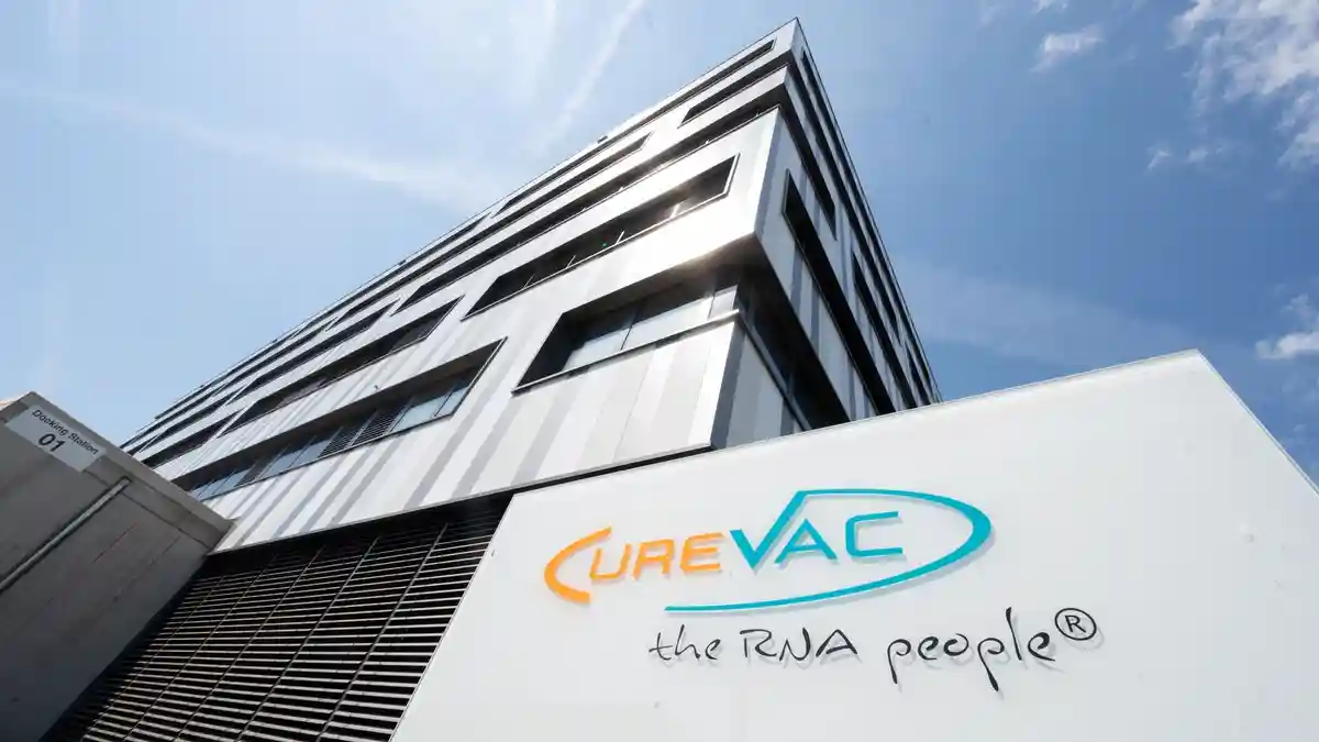 Фармацевтическая компания Curevac:Вывеска с логотипом биофармацевтической компании Curevac стоит перед головным офисом в Тюбингене.