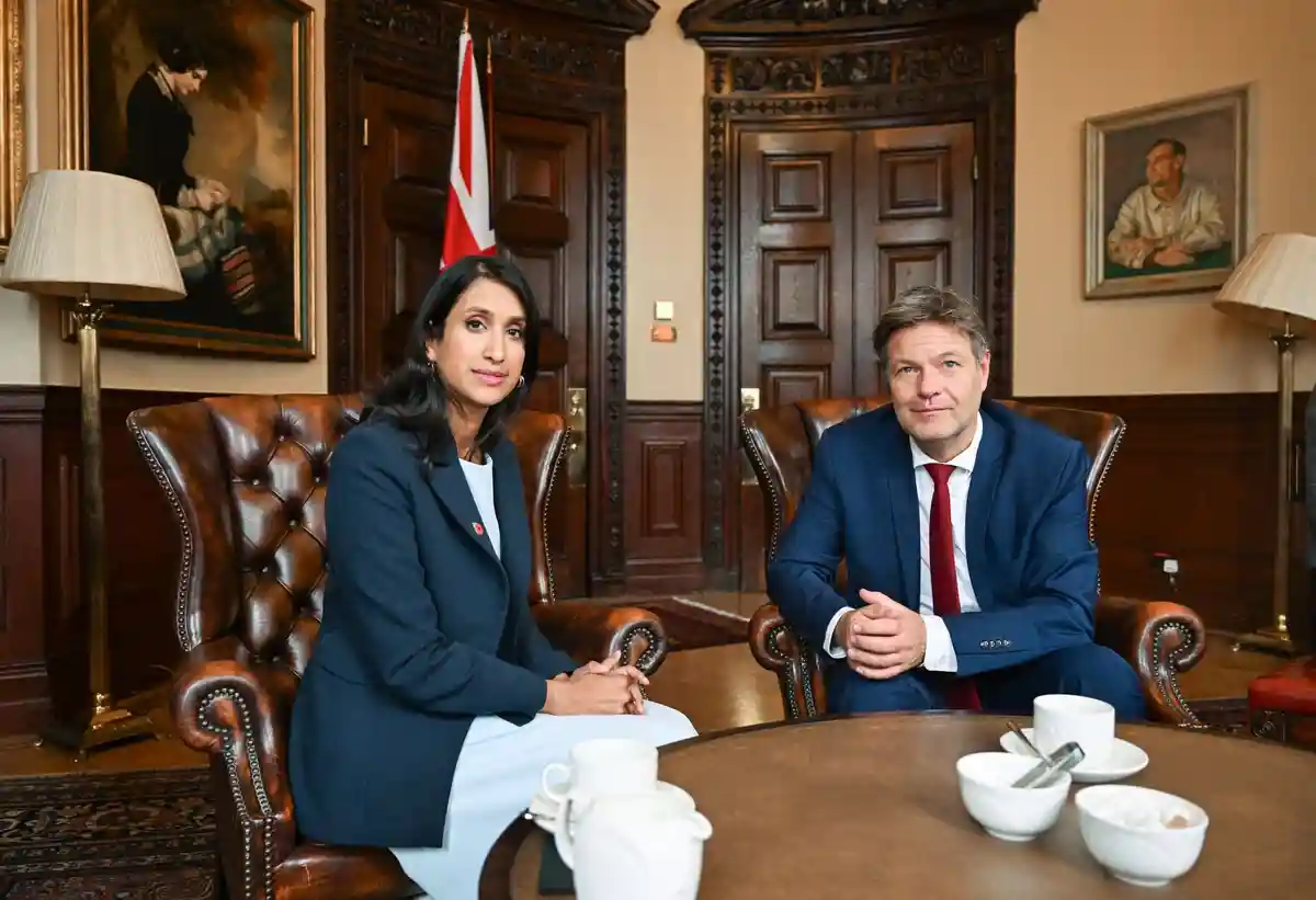 Федеральный министр экономики Хабек в Великобритании:Министр энергетики Великобритании Клэр Коутиньо и министр экономики Германии Роберт Хабек (Альянс 90/"зеленые") в кабинете министра в Лондоне.