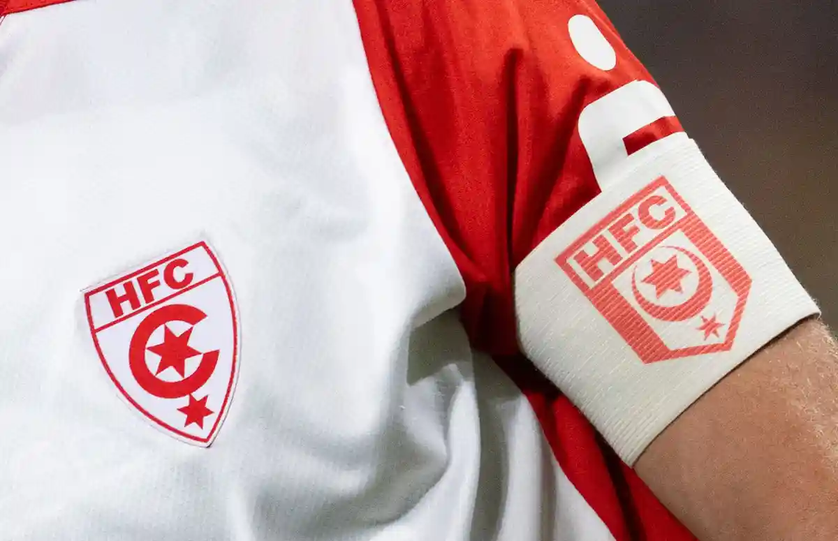ФК "Галле:Логотип HFC можно увидеть на майке и на капитанской повязке.
