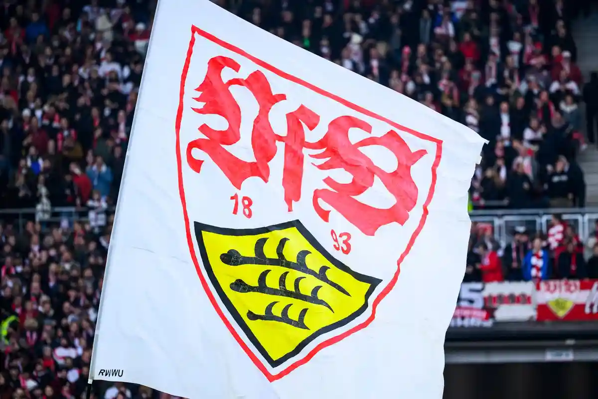 Флаг VfB Stuttgart:На стадионе развевается флаг VfB Stuttgart.