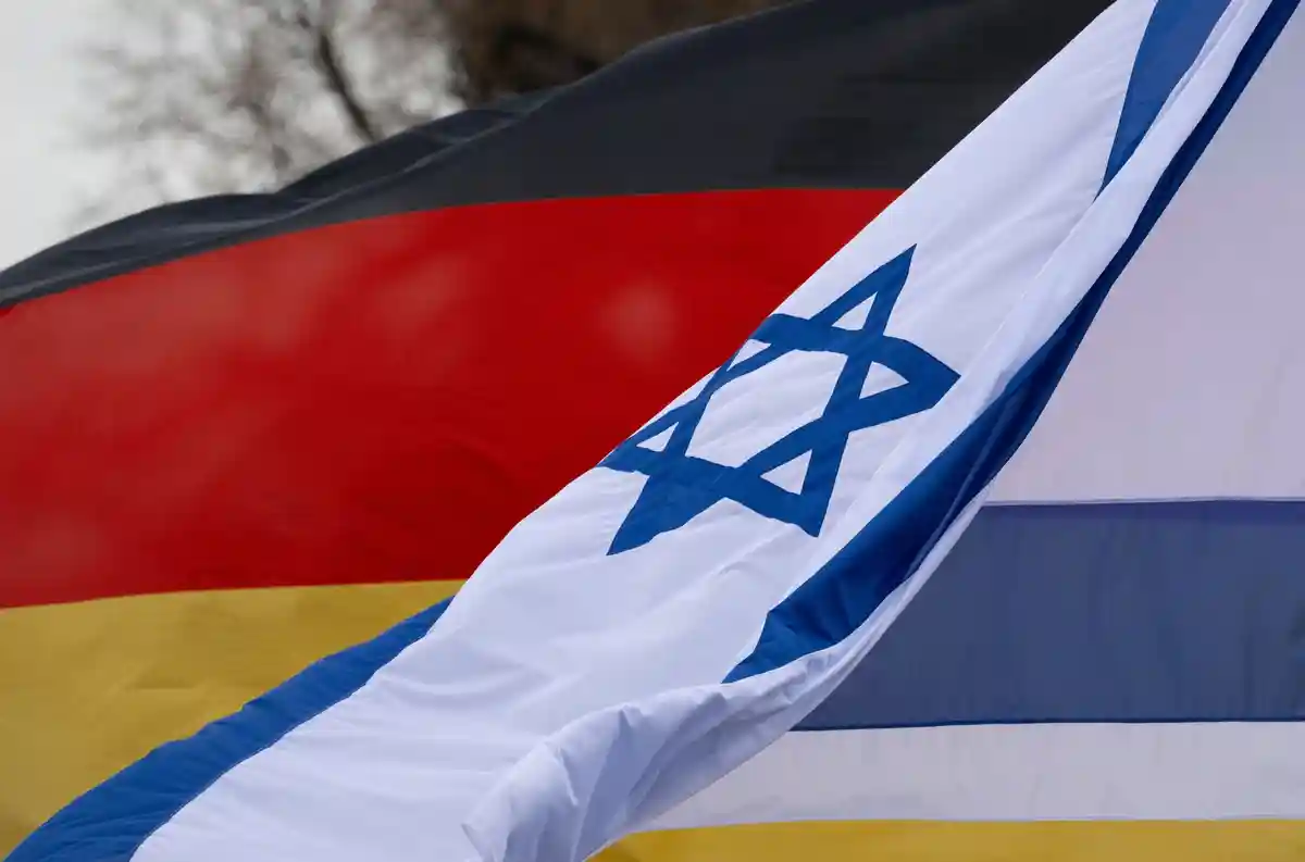 Флаги Германии и Израиля:Флаги Германии и Израиля развеваются на ветру перед зданием парламента одной из земель.