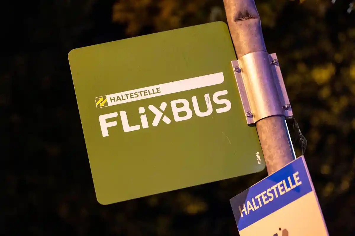 Flixbus:Табличка Flixbus указывает на автобусную остановку.