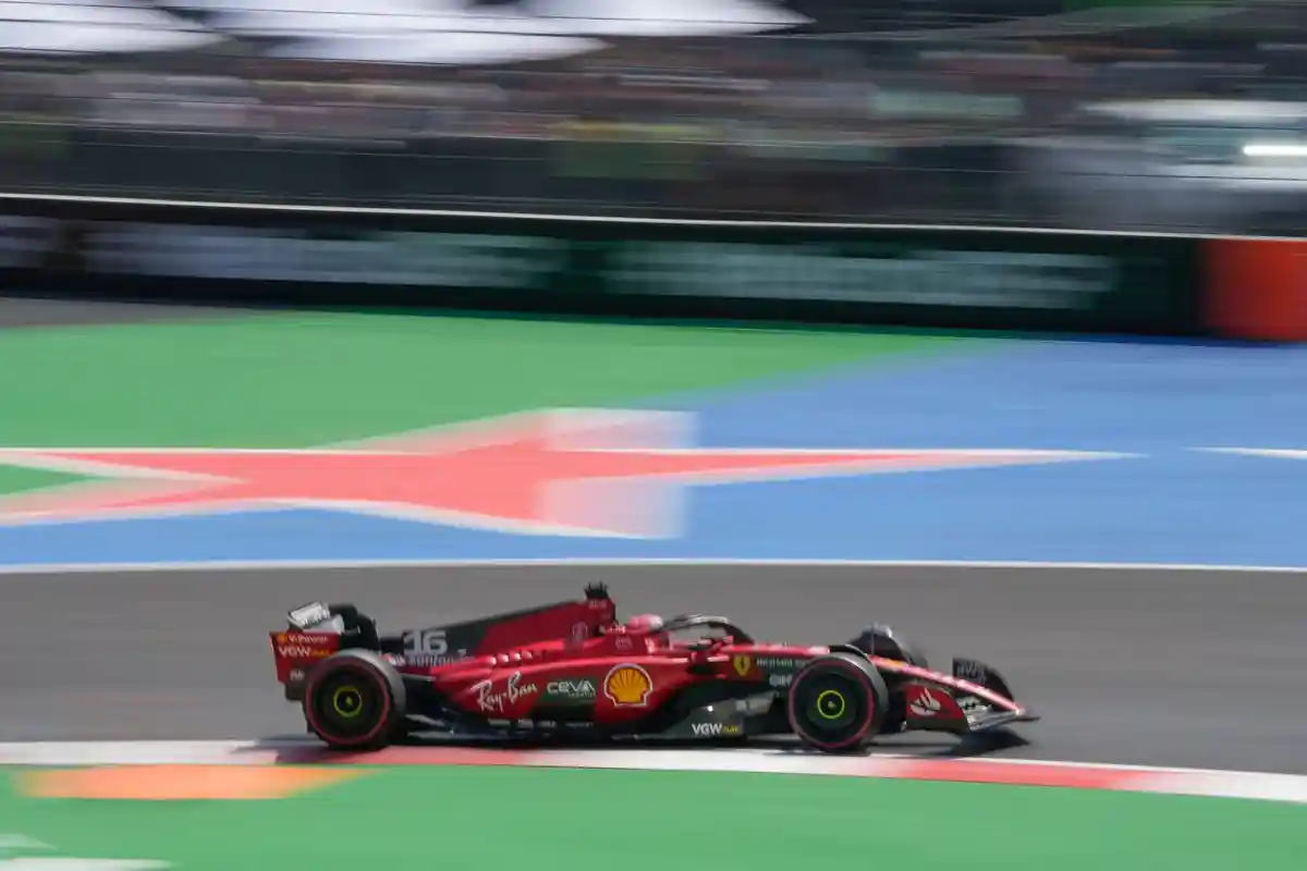 Формула 1:Чемпионат мира по автогонкам в классе Формула-1: команда Ferrari в действии.