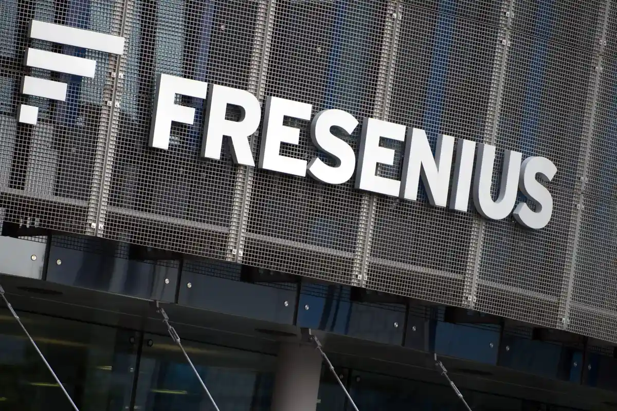 Fresenius:Логотип компании "Fresenius SE & Co. KGaA" можно увидеть на стойке регистрации в головном офисе.