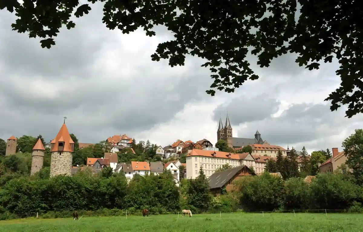 Фрицлар:Вид на город Фритцлар в северной части земли Гессен с романско-готическим собором Святого Петра.