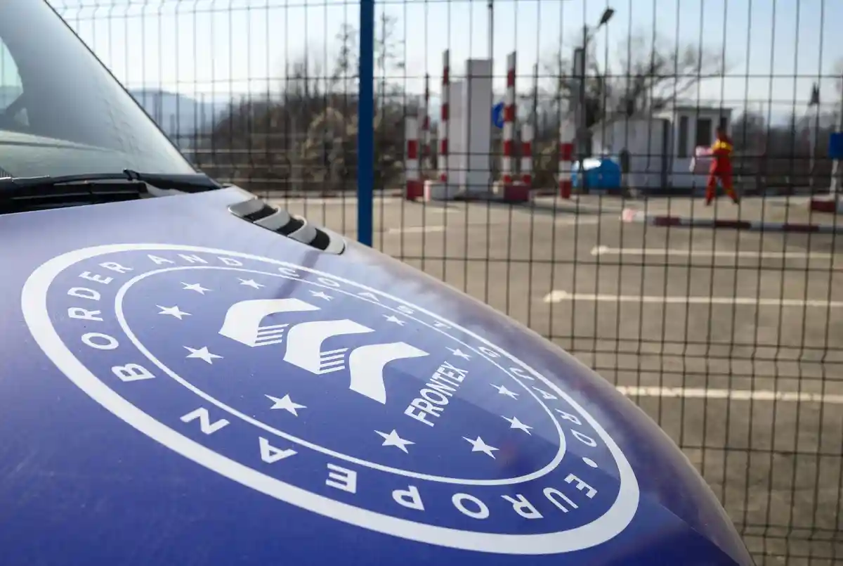 Frontex:Автомобиль Frontex на внешней границе ЕС в Сигету-Марматье (Румыния).