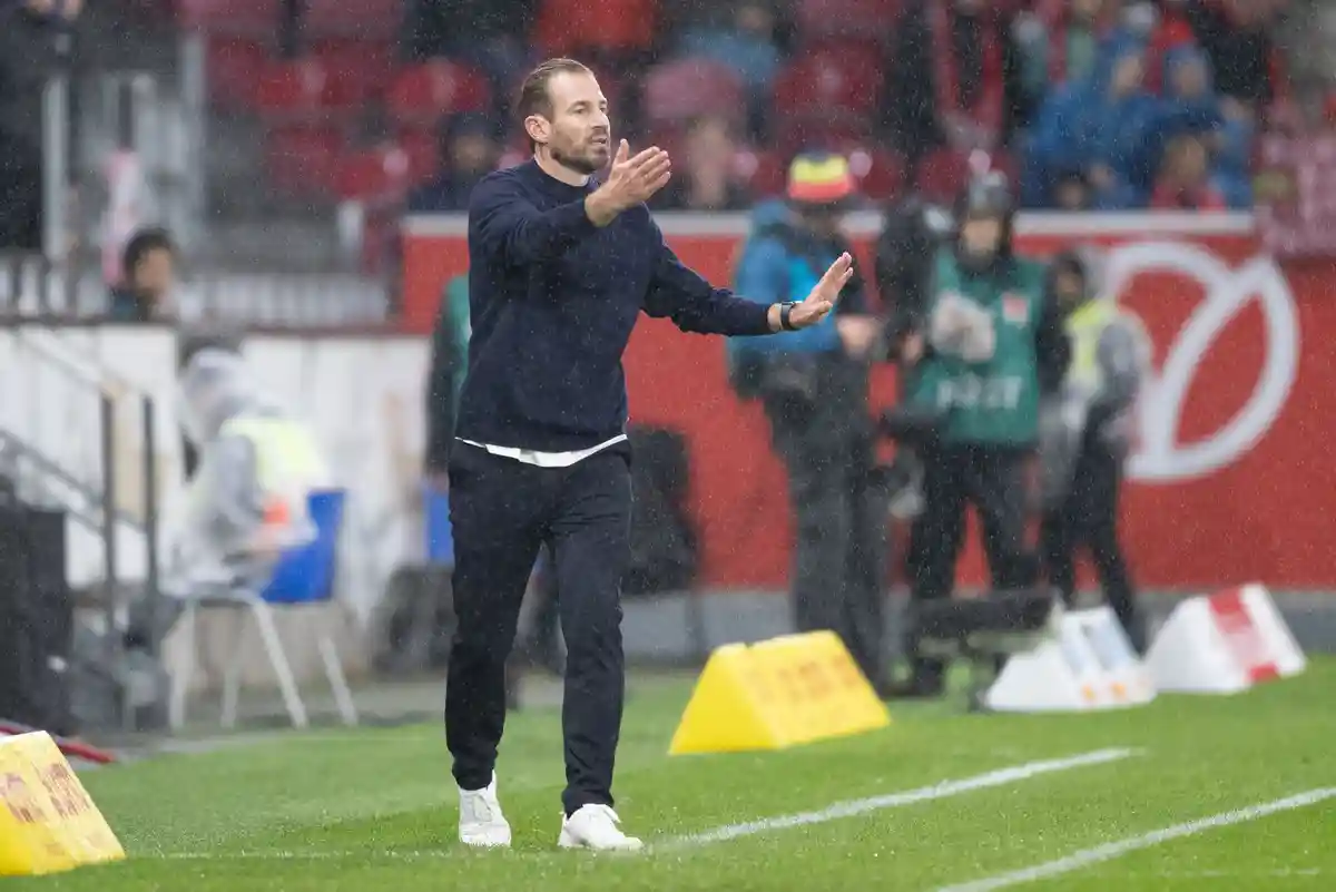 FSV Mainz 05 - RB Leipzig:Временный тренер "Майнца" Ян Зиверт руководит своей командой под проливным дождем.