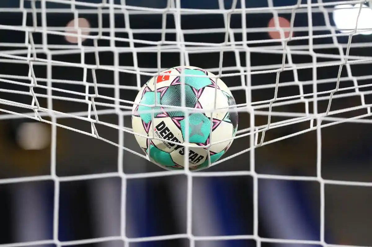 Футбол:Футбольный мяч в сетке перед матчем.