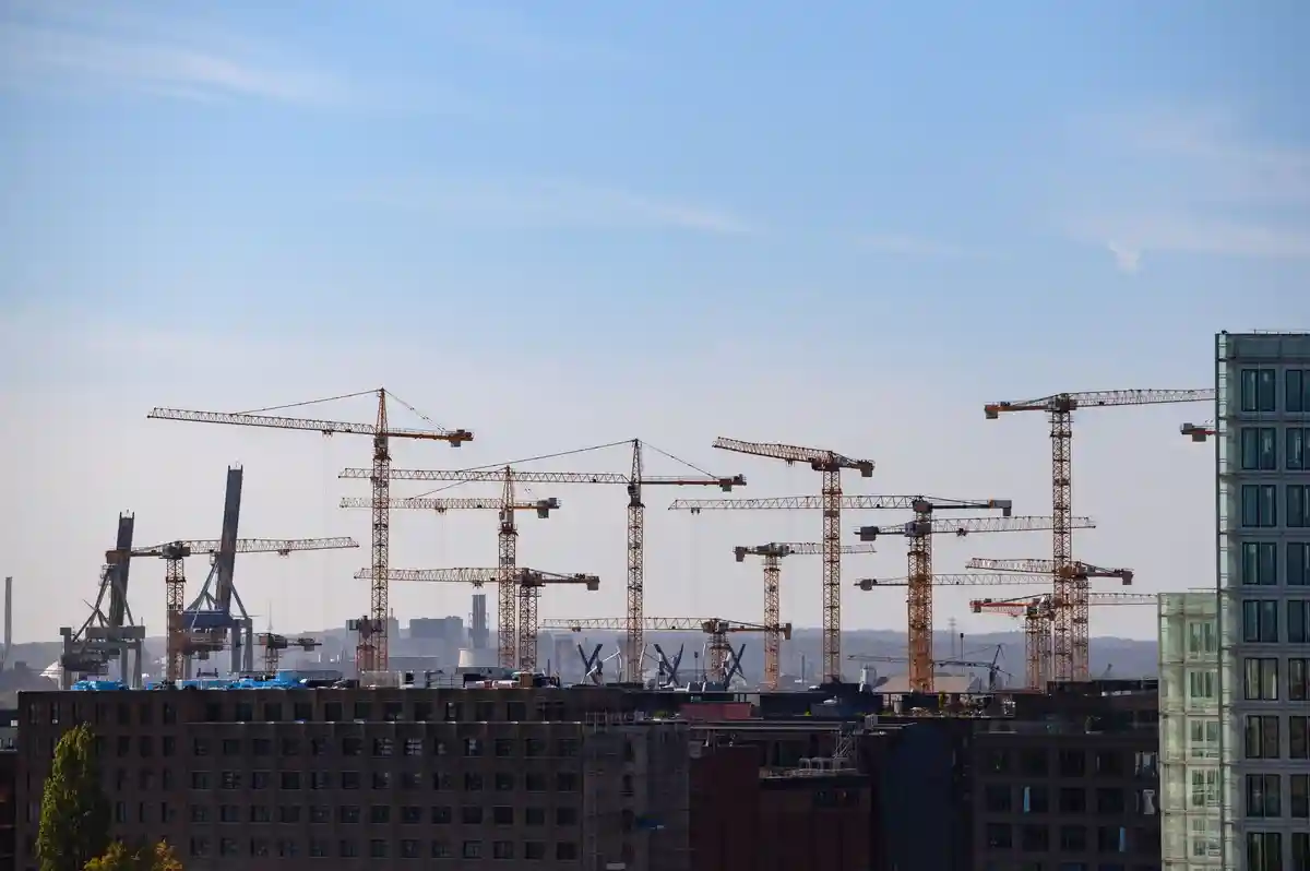 Гамбург:Многочисленные строительные краны на фоне голубого неба в районе Хафенсити.