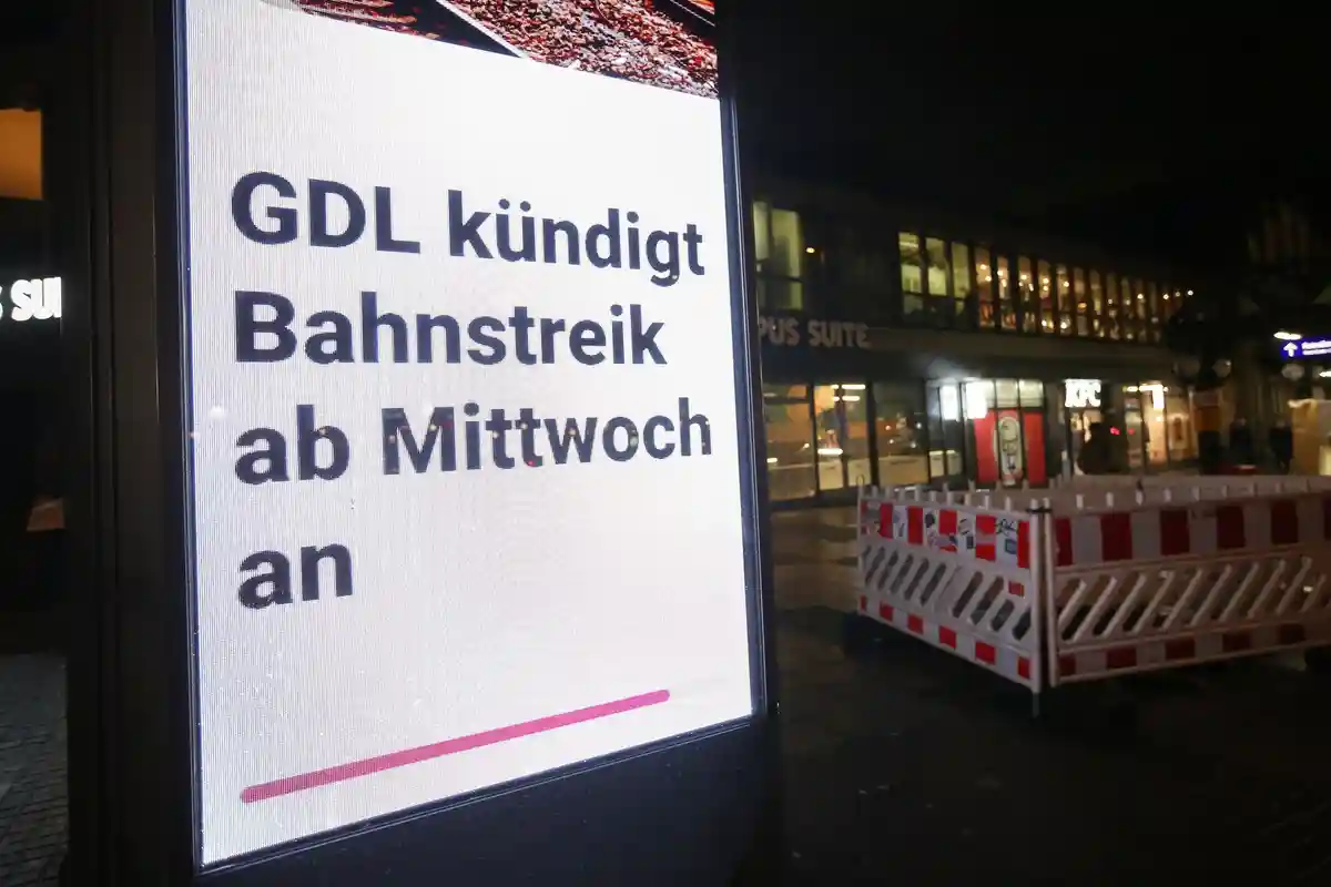 GDL объявляет забастовку с вечера среды:Информация о предстоящей забастовке профсоюза ГДЛ размещена на рекламном щите у железнодорожного вокзала.