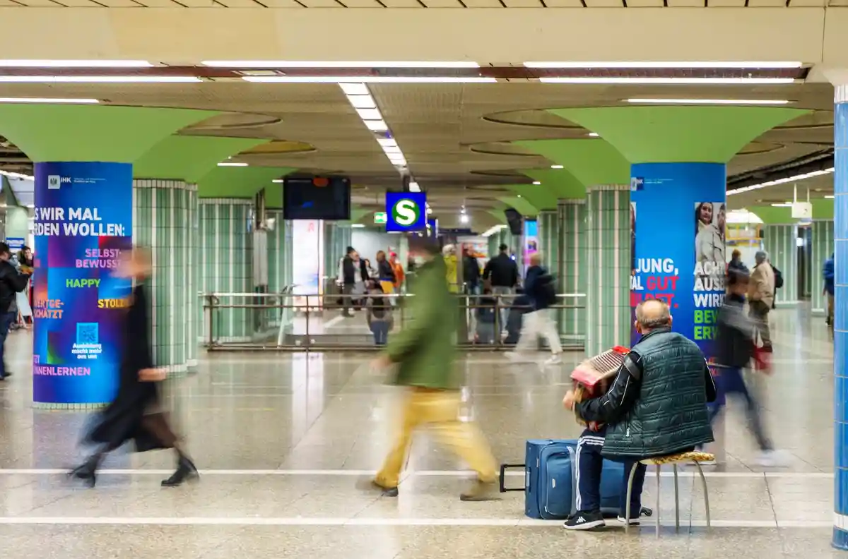 Главный вокзал Франкфурта:Люди проходят через уровень B станции общественного транспорта Hauptwache во Франкфурте.