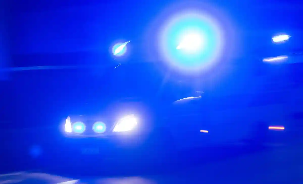 Голубой свет:Машина скорой помощи в действии (символическое изображение).