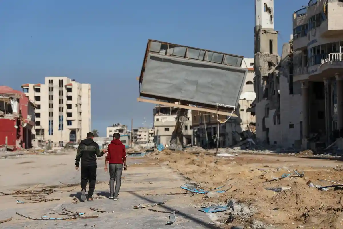 Город Газа:Двое мужчин идут по городу Газа.