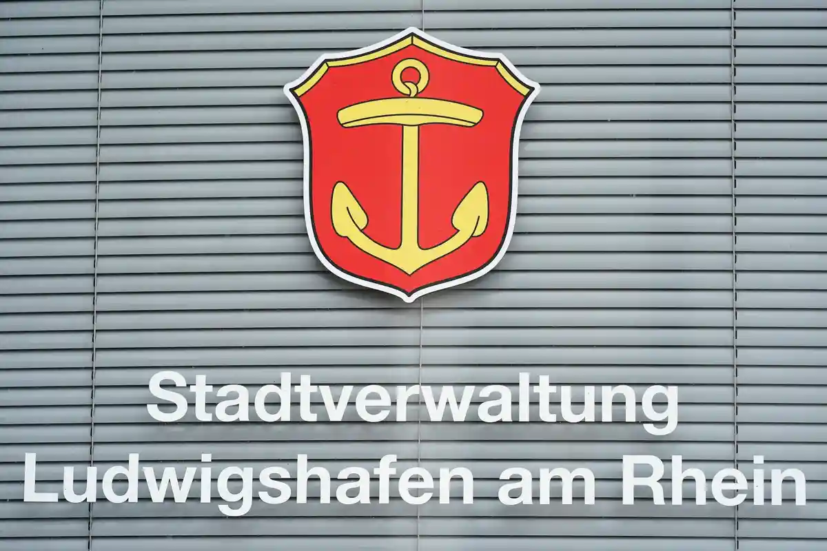Город Людвигсхафен:На окне висит опущенный защитный экран с надписью "Stadtverwaltung Ludwigshafen am Rhein" ("Городской совет Людвигсхафена-на-Рейне").