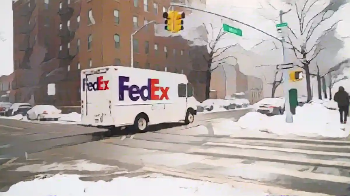 Грузовик FedEx едет по Нью-Йорку во время снежной бури:Отметьте в календаре праздничные сроки отгрузки на 2023 год