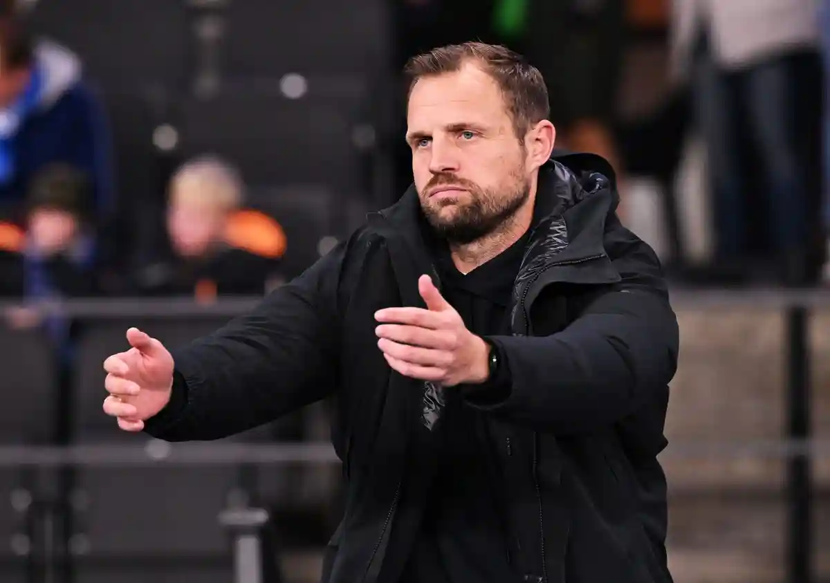 Hertha BSC - FSV Mainz 05:Тренер "Майнца" Бо Свенссон поднимает руки перед началом матча.
