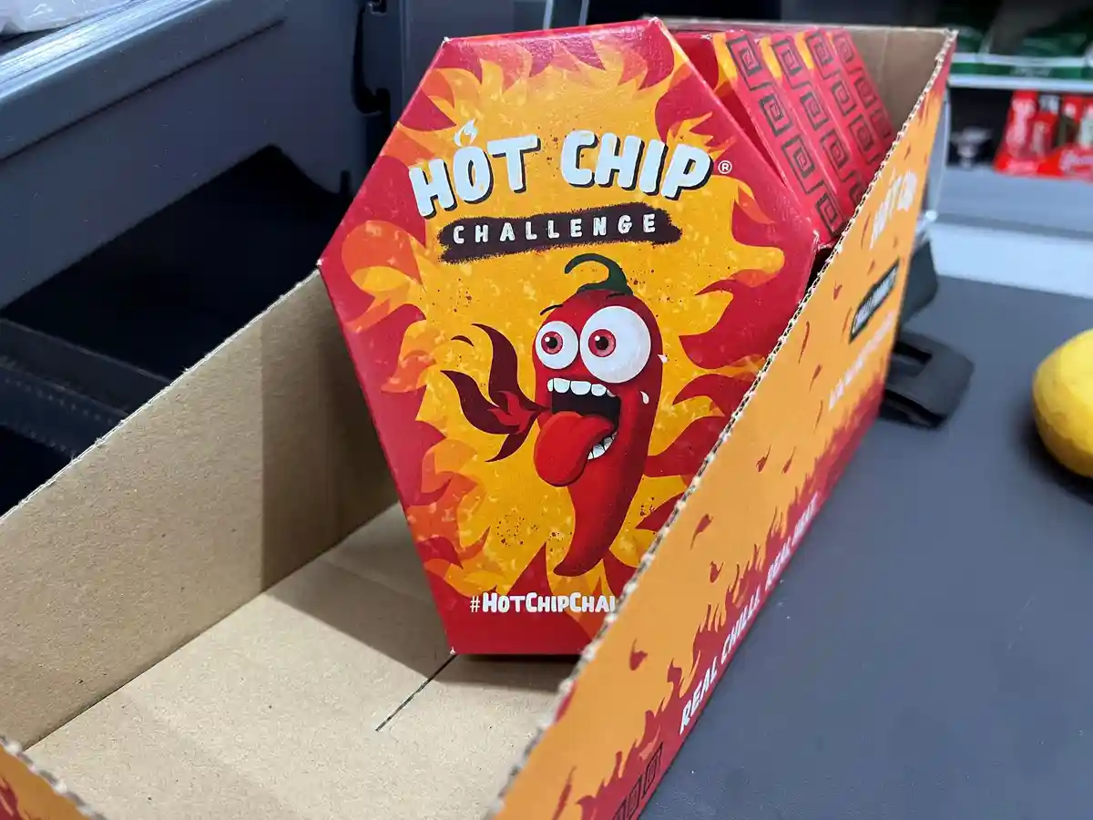 Hot Chip Challenge:Несколько пачек "Hot Chip Challenge" лежат рядом с кассой в магазине Späti.