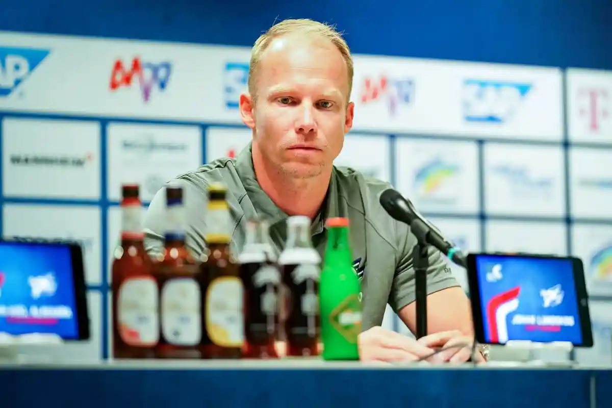 Йохан Лундског:Йохан Лундског, новый тренер "Адлер Мангейм", выступает на пресс-конференции.