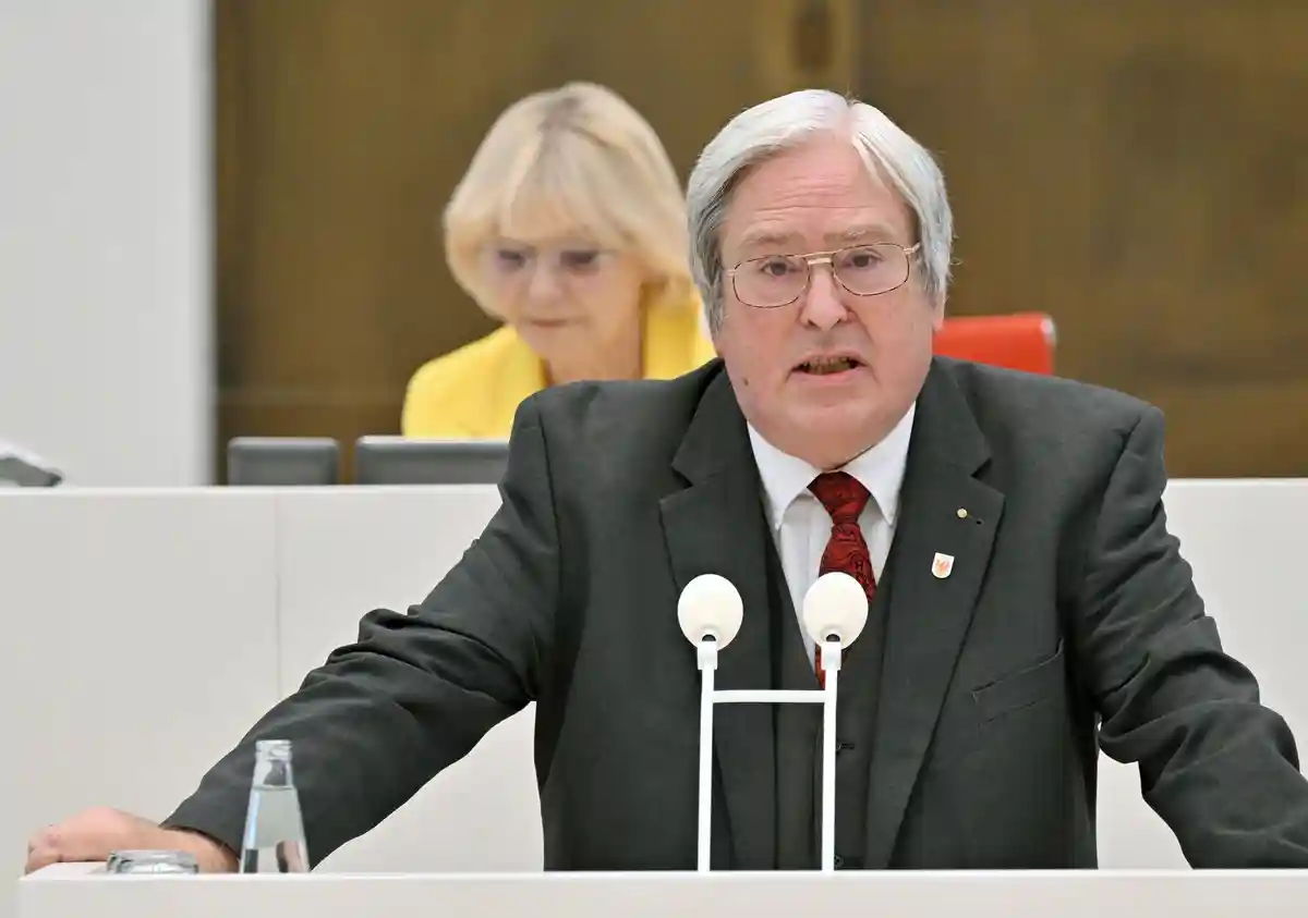 Йорг Штайнбах:Йорг Штайнбах (СДПГ), министр экономики, труда и энергетики земли Бранденбург, выступает на дебатах в земельном парламенте.