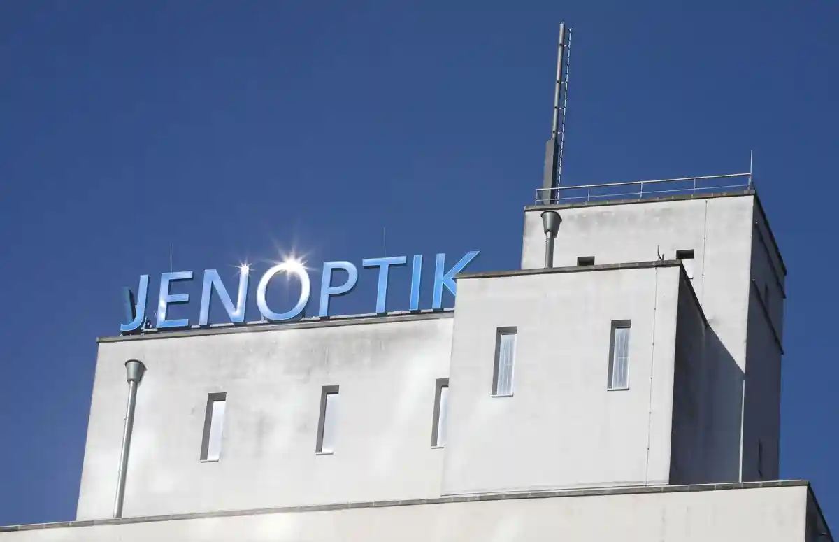 Jenoptik:Солнце отражается в надписи "Jenoptik" на крыше административного здания компании Jenoptik AG.