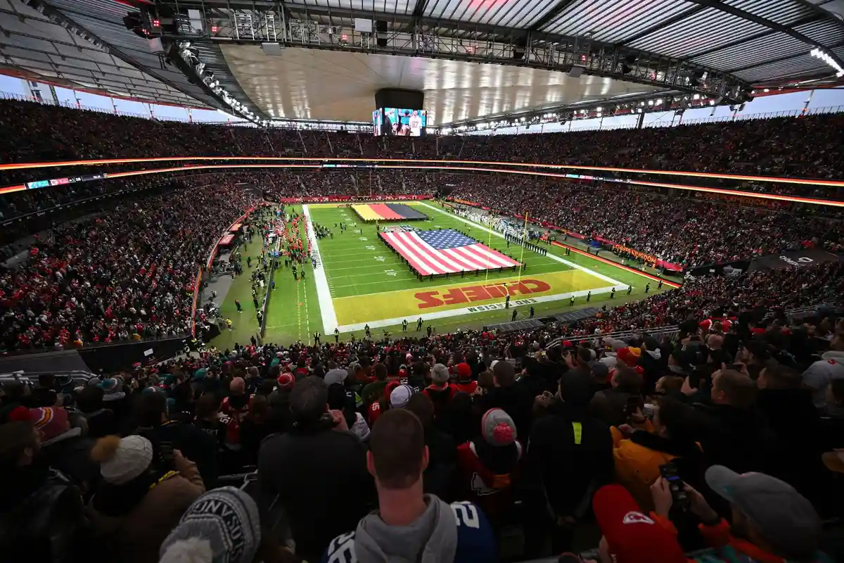 Kansas City Chiefs - Miami Dolphins:Перед началом игры на стадионе можно увидеть флаги Германии (сзади) и США.