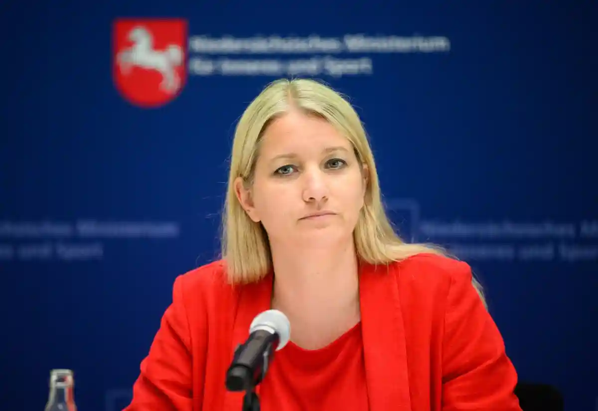 Катрин Вальманн:Катрин Вальманн (СДПГ), министр юстиции Нижней Саксонии.