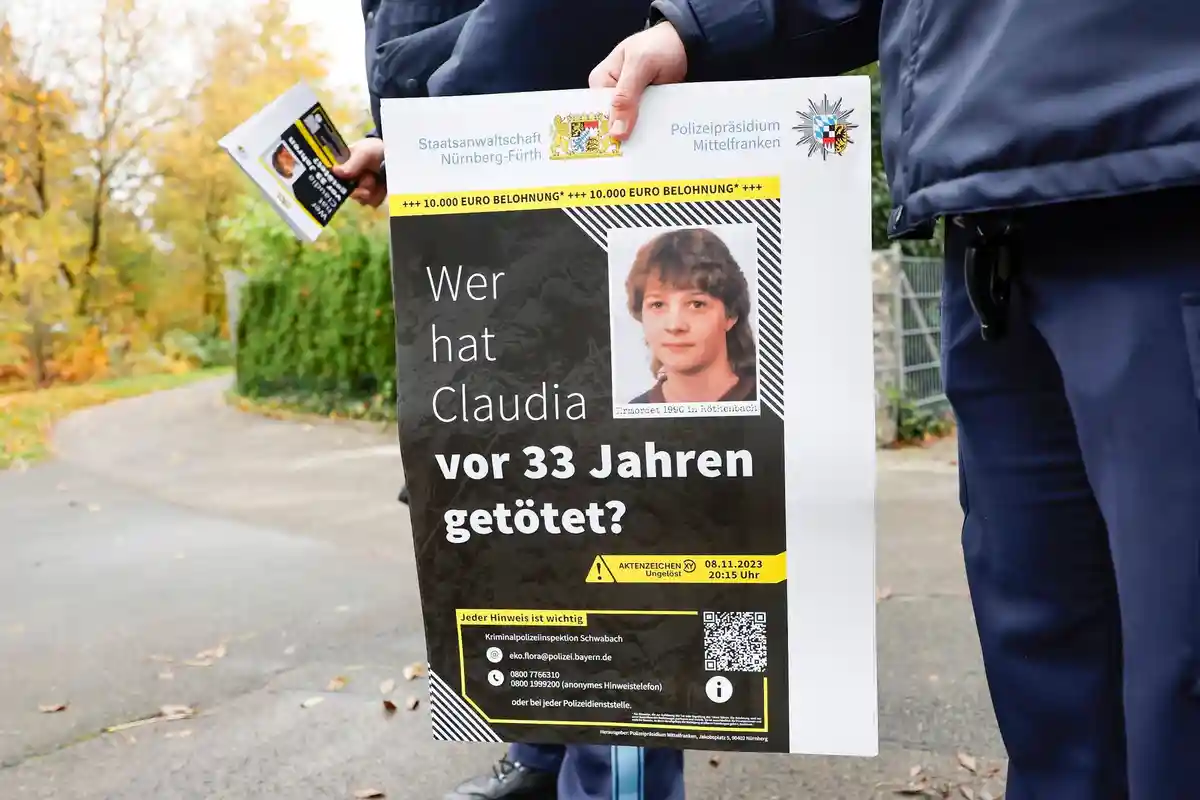 Холодное дело:Полицейский с плакатом, посвященным делу об убийстве в Ретенбах-ан-дер-Пегниц в 1990 году.