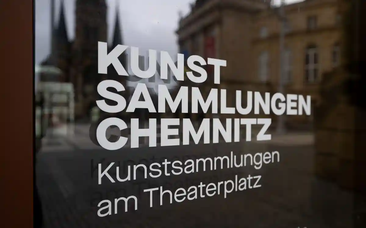 Художественные коллекции Хемница:"Kunstsammlungen Chemnitz" написано на входной двери в музей на Театральной площади в Хемнице.