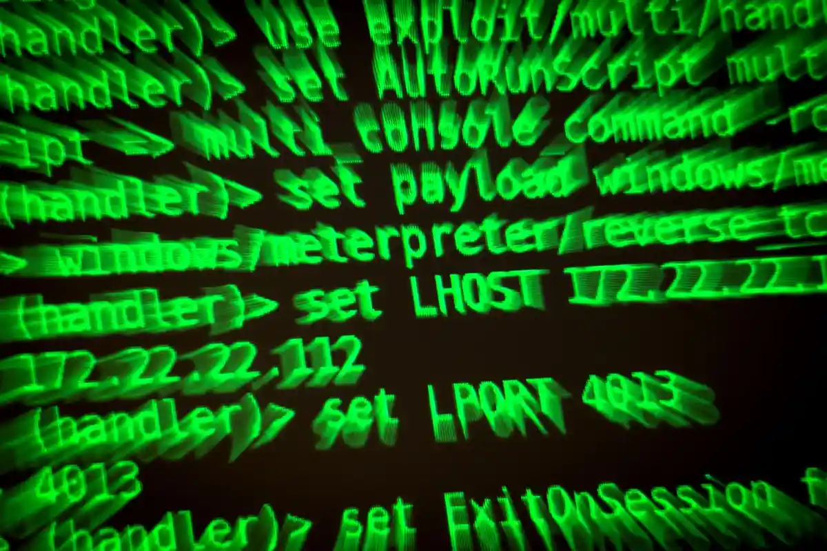 Кибератаки продолжают наносить ущерб цифровым системам многих муниципалитетов:На экране, на котором открыта хакерская программа, загораются буквы и цифры.