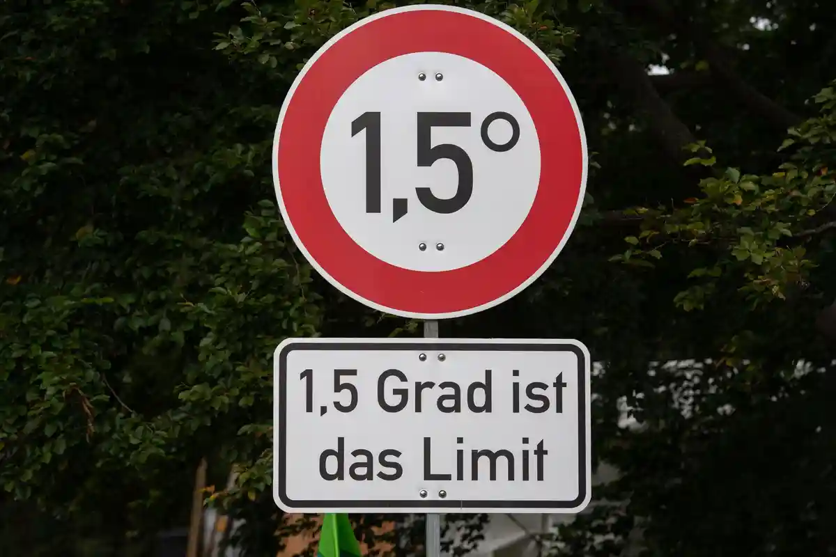 Климатическая цель 1,5 градуса:Активисты климатического движения используют эти знаки для привлечения внимания к цели Парижского соглашения по климату.