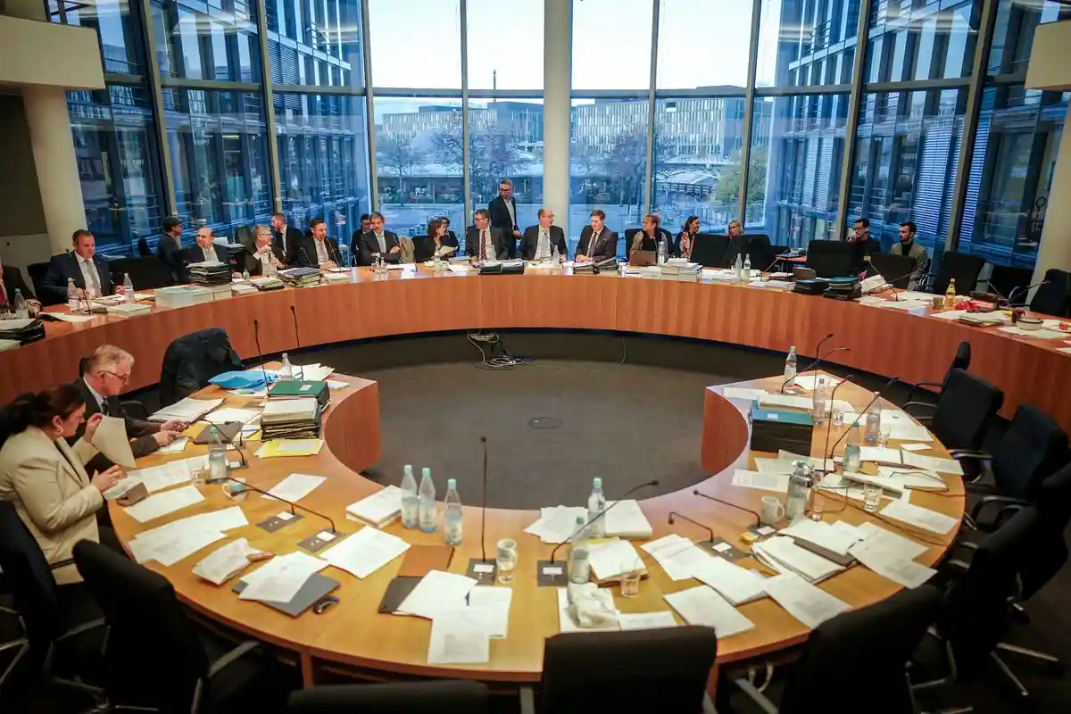 Комитет по бюджету:Вид на зал заседаний бюджетного комитета Бундестага во время окончательного обсуждения бюджета на 2024 год.