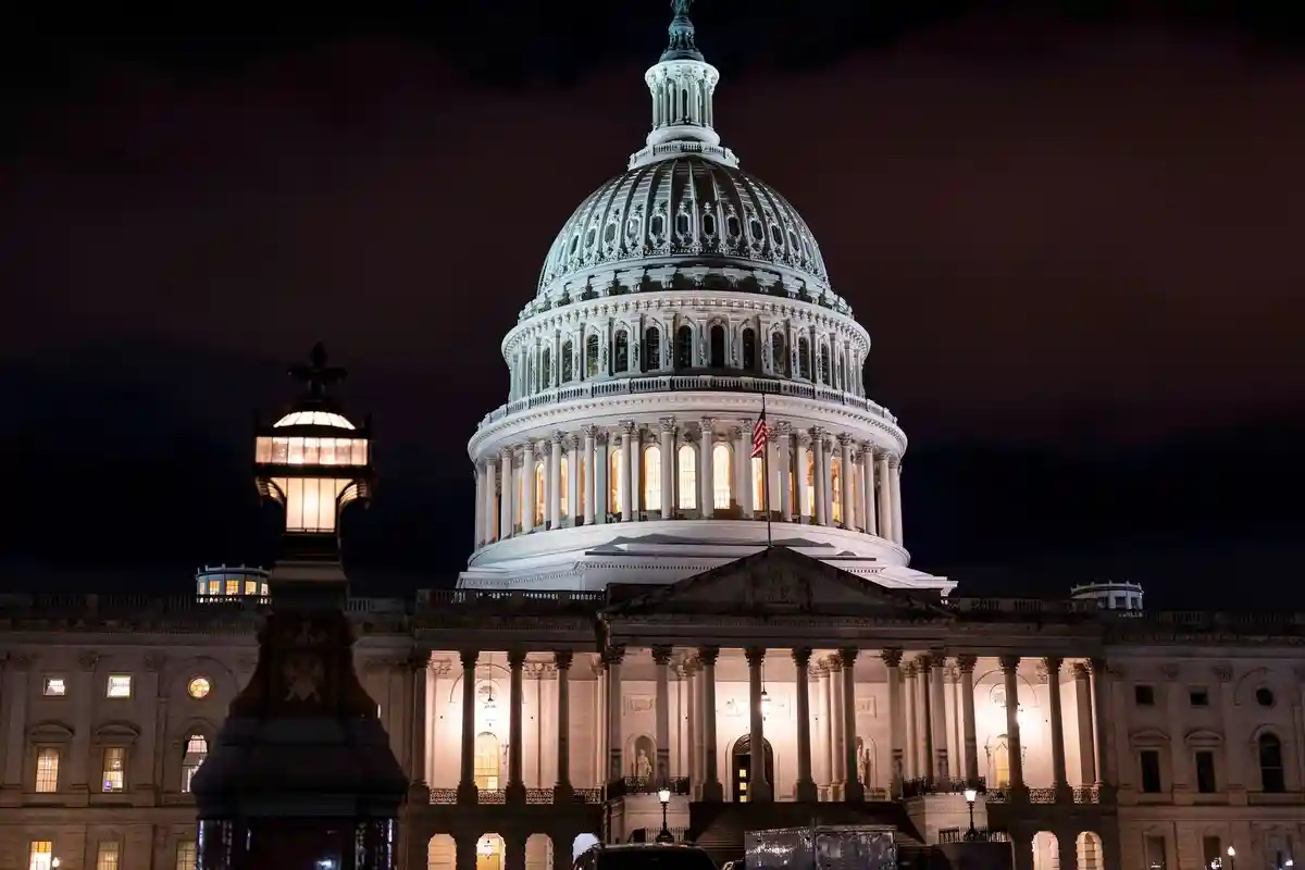 Сенат в США проголосовал за принятие временного бюджета