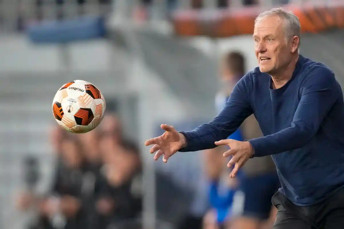 Кристиан Штрайх:Кристиан Штрайх, тренер команды "Фрайбург", вводит мяч в игру.