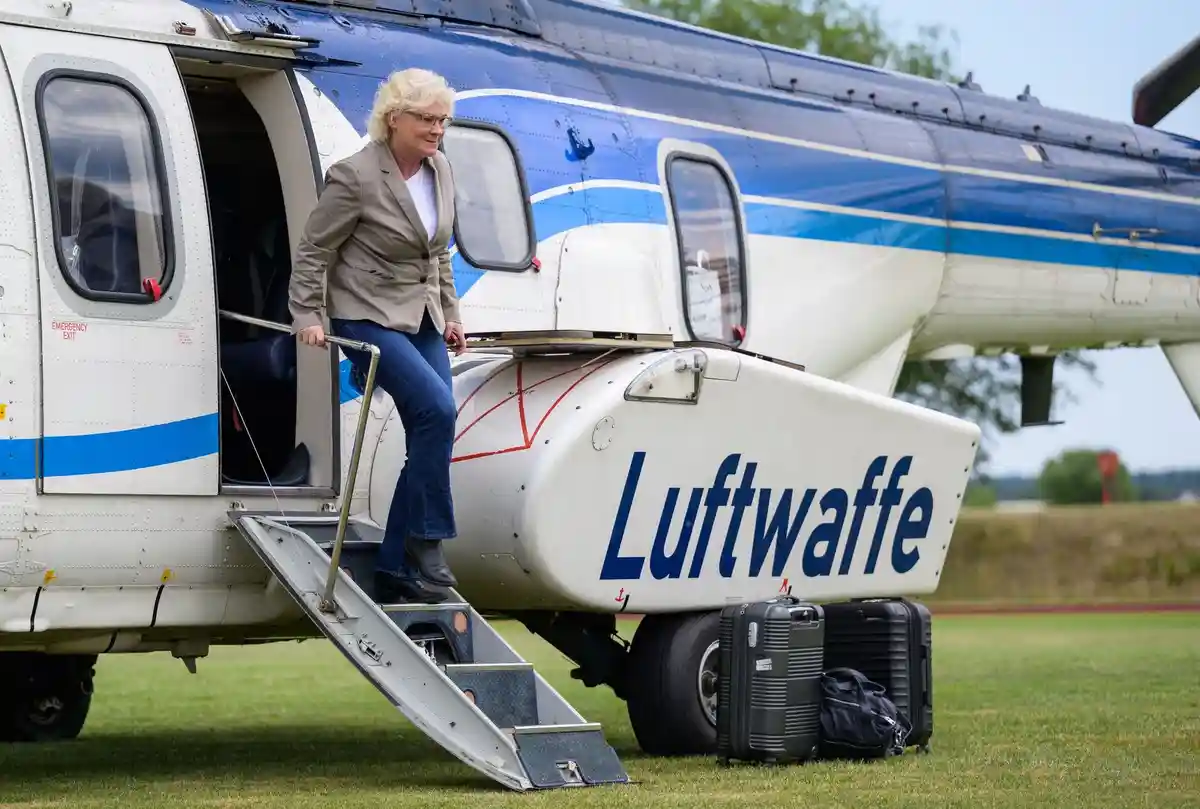 Кристина Ламбрехт:Кристин Ламбрехт (СДПГ), федеральный министр обороны, выходит из вертолета во время своего визита.