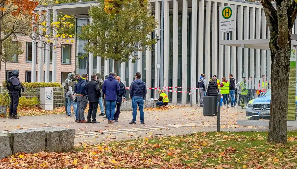 Крупная операция в школе в Оффенбурге:В ходе широкомасштабной полицейской операции в одной из школ был задержан подозреваемый.