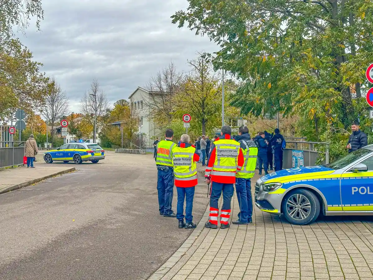 Крупная операция в школе в Оффенбурге:В ходе широкомасштабной полицейской операции в одной из школ задержан подозреваемый.