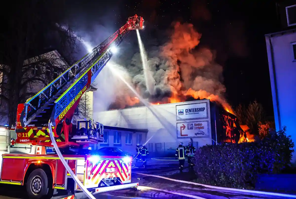 Крупный пожар в Хагене:Пожарные борются с крупным пожаром в дисконтном магазине в районе Боэль.