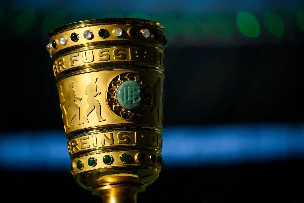 Кубок DFB:Перед началом матча на пьедестале выставлен Кубок DFB.