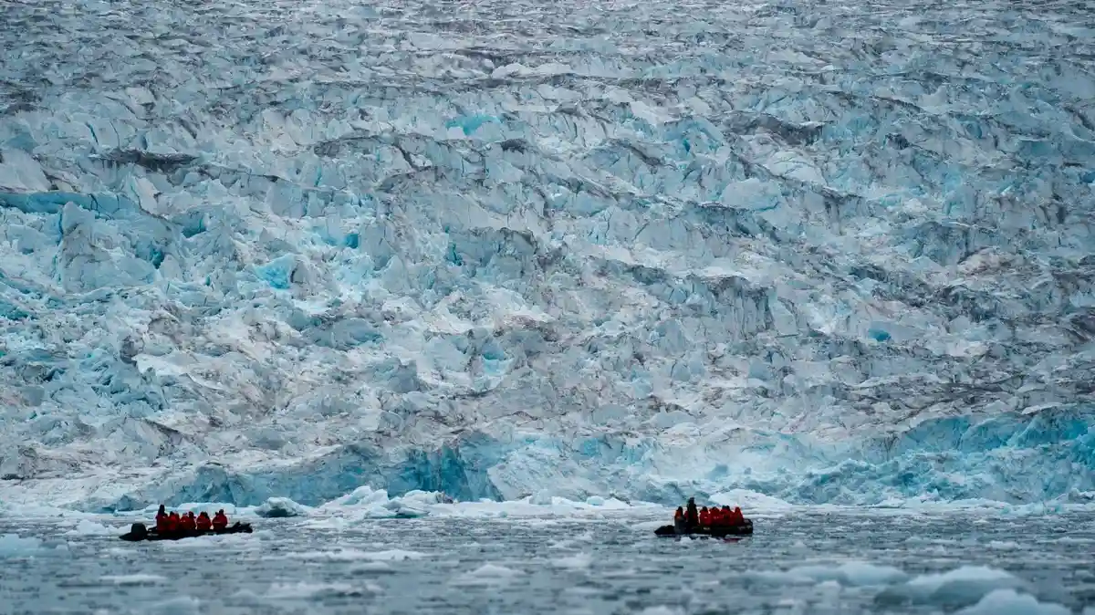 Ледники в Гренландии:Вечный лед в Скоресби-Сунд: согласно результатам исследования, ледники Гренландии тают ускоренными темпами.