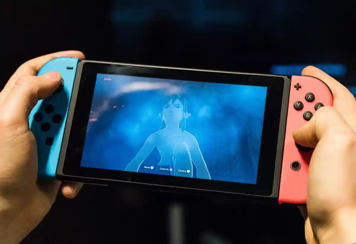 "Легенда о Зельде":Мужчина играет в игру "The Legend of Zelda" на консоли Nintendo Switch.