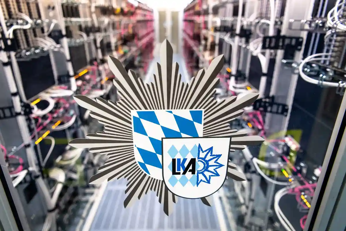 ЛКА Бавария:На двери в серверную комнату можно увидеть логотип Баварского государственного управления уголовного розыска.