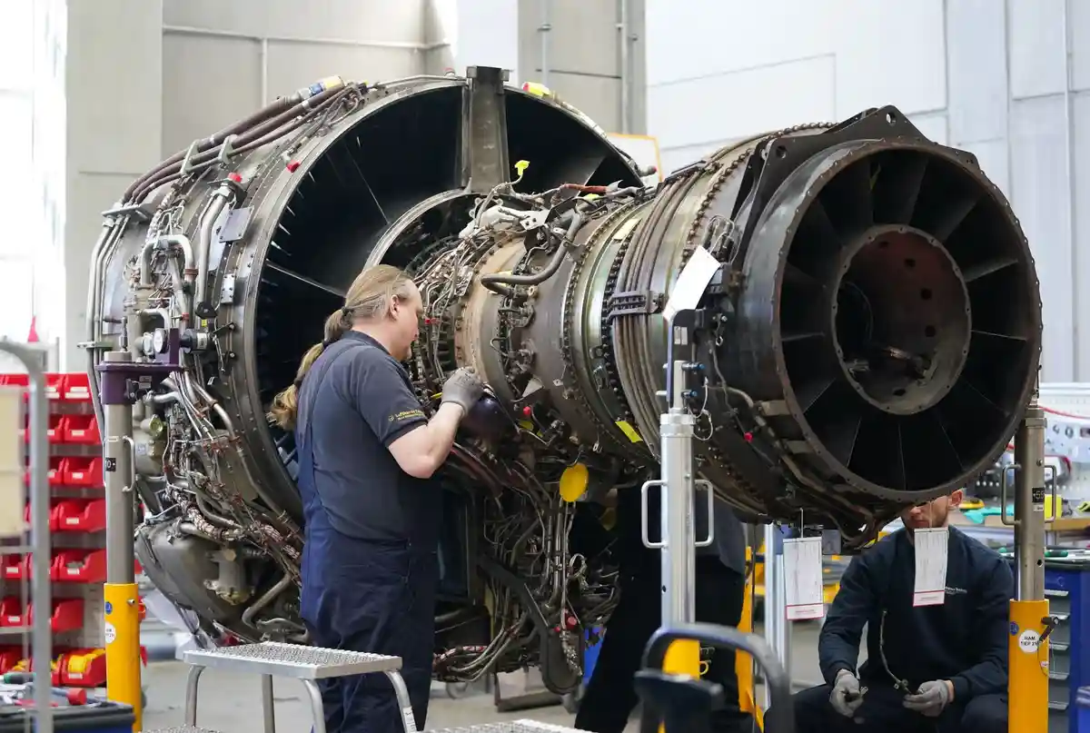 Lufthansa Technik:Сотрудники работают над турбиной самолета на территории компании Lufthansa Technik AG.