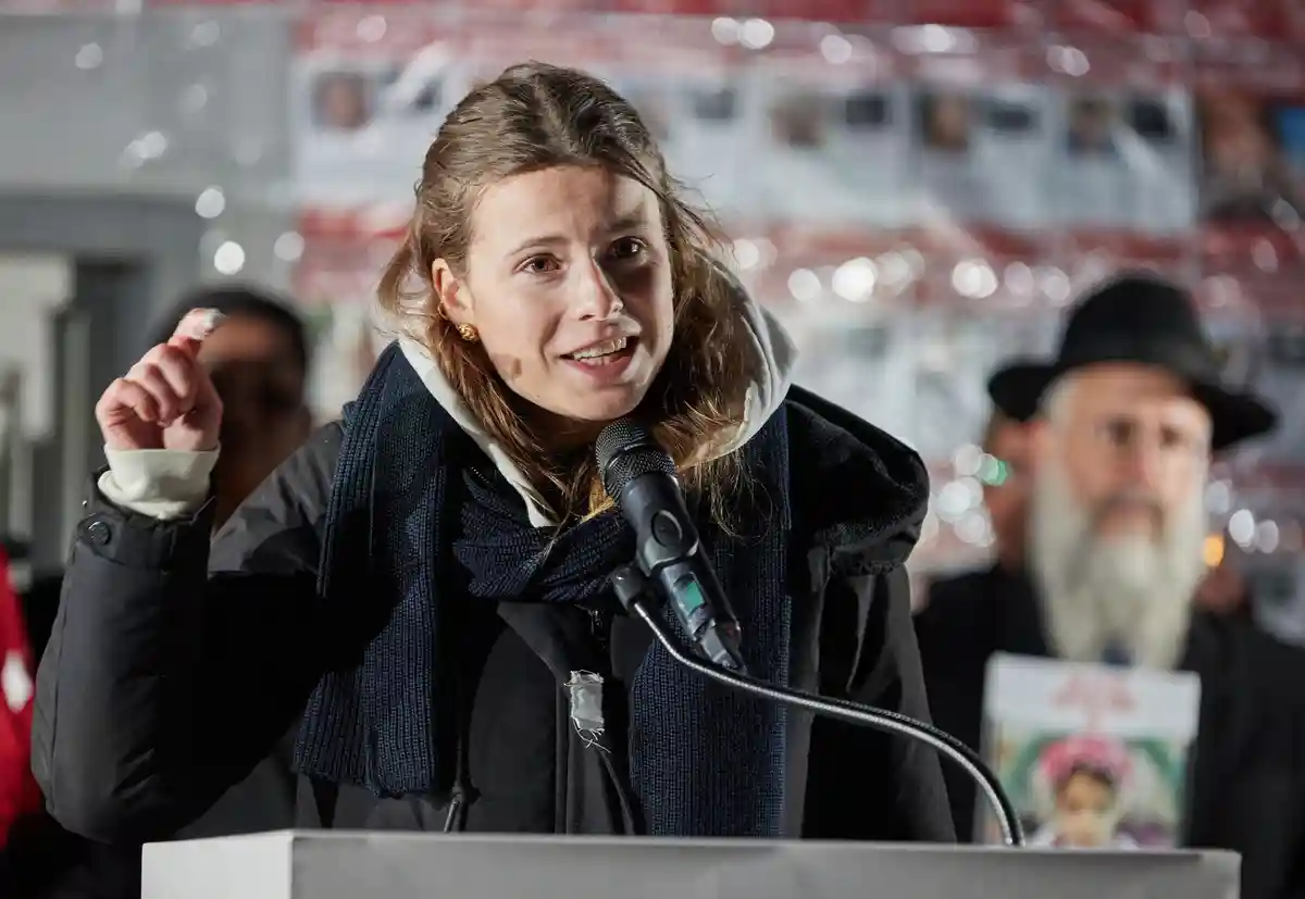 Луиза Нойбауэр:Активистка движения в защиту климата Луиза Нойбауэр выступает на памятном мероприятии, посвященном 85-й годовщине ночного погрома в Гамбурге.