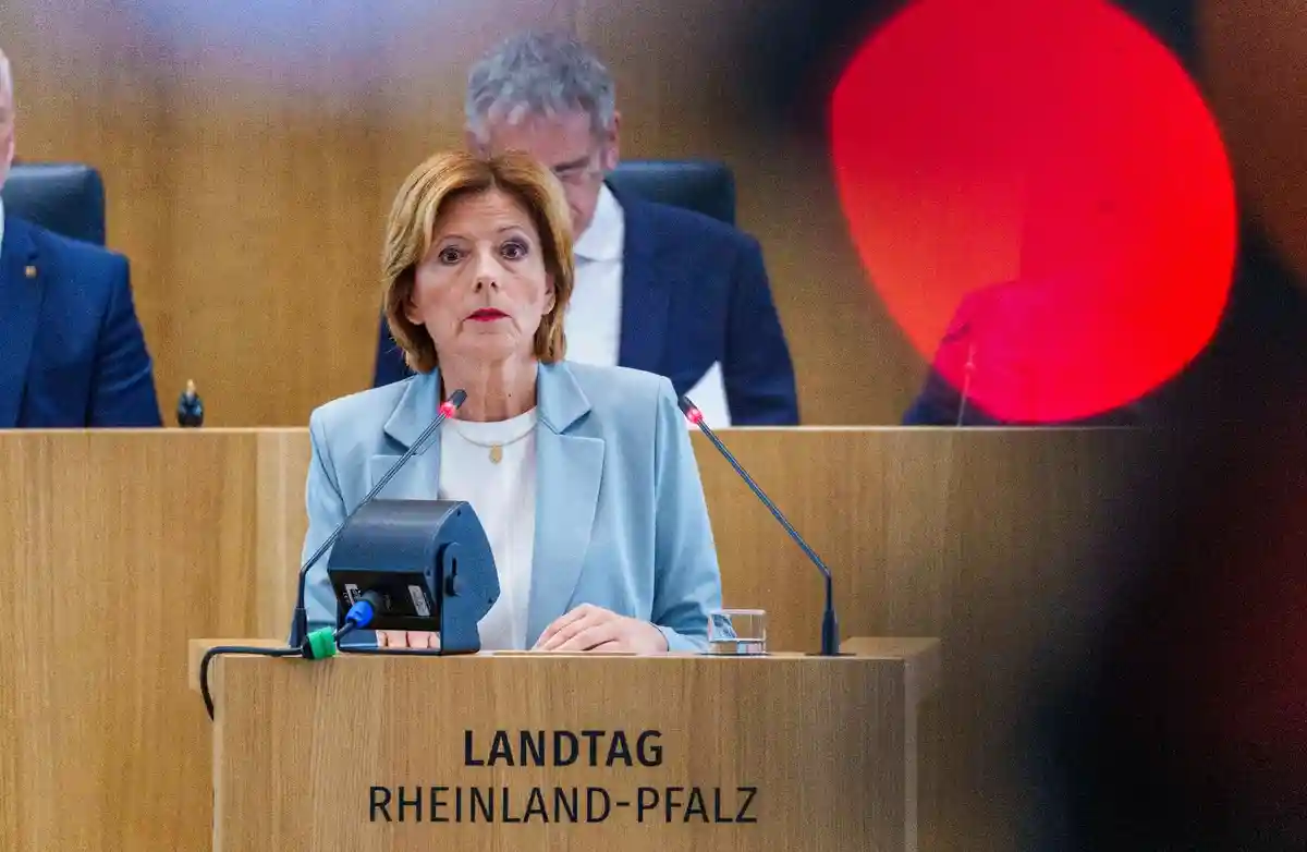 Малу Дрейер:Малу Драйер (СДПГ), министр-президент земли Рейнланд-Пфальц, выступает перед депутатами в парламенте земли.