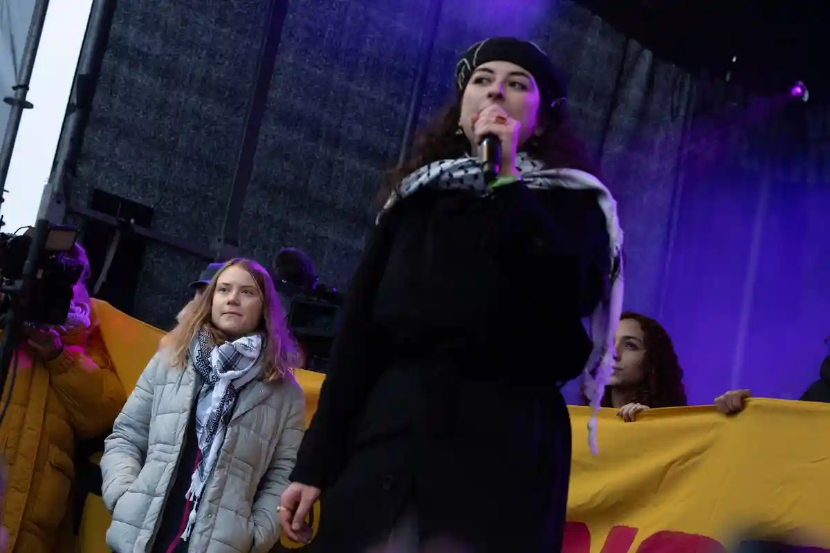 Марш за климат:Шведская климатическая активистка Грета Тунберг (л) стоит рядом с палестинской активисткой Сарой Рахдан на сцене во время митинга в Амстердаме.