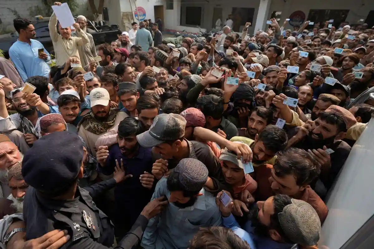 Депортация: Пакистан покинули более 300 тыс. афганцев